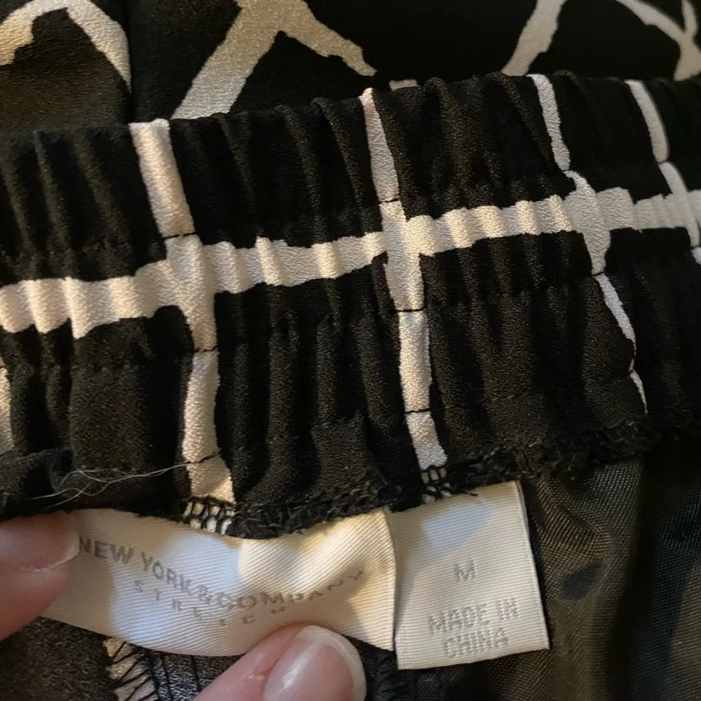 2 pairs of pull-on New York and Co shorts! - Picture 4 of 6
